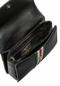 Schwarze Lederhandtasche mit strukturiertem Design, ausgestattet mit einem grün-weißen-roten gestreiften Akzent. Goldfarbene Beschläge und mehrere Innenfächer.