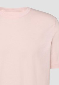 Jasnoróżowa koszulka z krótkim rękawem i okrągłym dekoltem, z subtelnym haftowanym logo "s.Oliver" na lewej piersi.