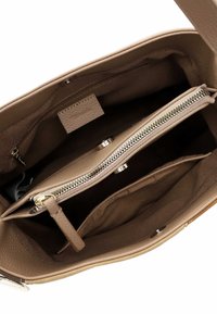 Bolso de piel marrón con interior con cremallera, que cuenta con múltiples compartimentos y un exterior texturizado. Los acentos incluyen herrajes metálicos.