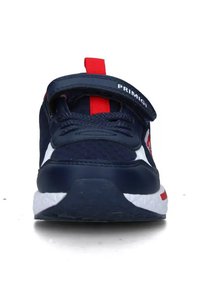 Scarpe sportive blu navy con accenti rossi e dettagli bianchi. Presentano una fascia in Velcro e una suola testurizzata per una migliore aderenza. Costruzione in tessuto resistente.