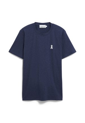 Marineblauwe katoenen T-shirt met korte mouwen, een ronde halslijn en een kleine grijze lintafbeelding op de linkerborst.