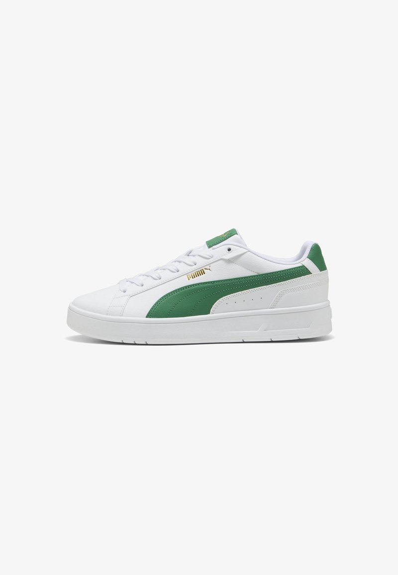 Sneakers bianchi con accenti verdi, pelle texturizzata e pannelli in rete, suola piatta bianca, design con lacci e dettaglio logo dorato di lato.