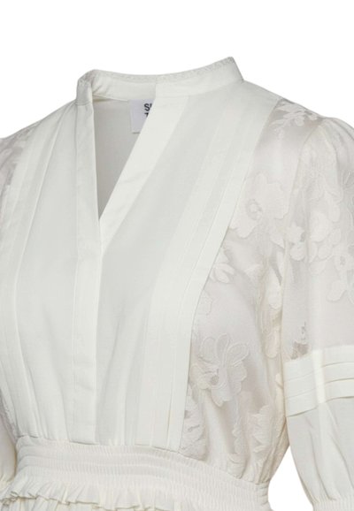 Witte blouse met geplooid voorpand, hoge kraag, doorschijnende bloemenkant pofmouwen en elastische gerimpelde taille.