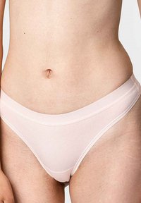 Helle rosa Baumwollunterhosen mit glatter Textur, ausgestattet mit einem breiten, elastischen Bund und minimalen Nähten für eine nahtlose Optik.