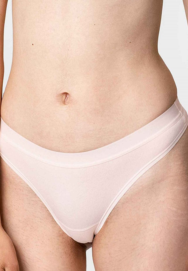 Helle rosa Baumwollunterhosen mit glatter Textur, ausgestattet mit einem breiten, elastischen Bund und minimalen Nähten für eine nahtlose Optik.