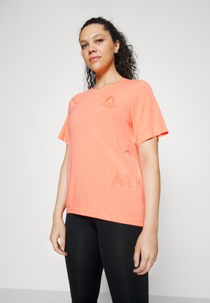 T-shirt leve corais com mangas curtas, apresentando texto impresso e um padrão. O tecido é suave; o corte é solto e confortável.