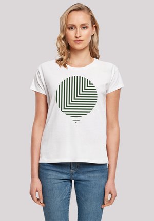 Weißes Baumwoll-T-Shirt mit einem runden grünen Grafikdesign, das gestreifte Muster aufweist. Kurze Ärmel und lockere Passform.
