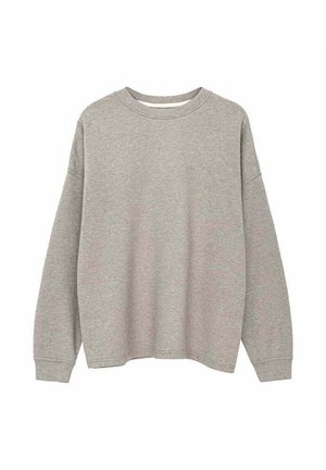 Jasnoszara bluza z długim rękawem i okrągłym dekoltem, wykonana z delikatnie teksturowanego dzianego materiału, z małym wyhaftowanym logo na lewej piersi.