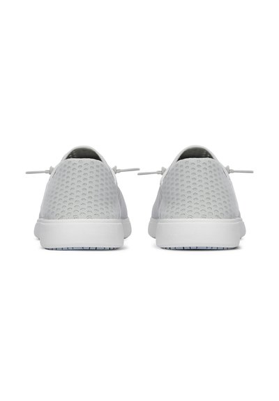 Baskets de sport blanches avec une tige en mesh, texture lisse, lacets élastiques et semelle rembourrée. Le design est minimaliste et léger.