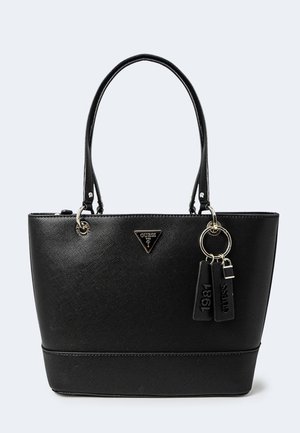 Czarna torba typu tote Guess z podwójnymi uchwytami, teksturowanym wykończeniem, trójkątnym logo oraz brelokami z napisami "1981" i "Guess".