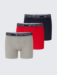 Drei Herren-Boxershorts in Marineblau, Rot und Grau mit schwarzen elastischen Taillenbändern, die weiße "Tom Tailor"-Logos tragen.