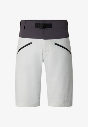 Jasnoszare szorty turystyczne z ciemnoszarym pasem, czarnym paskiem z klamrą oraz dwoma skośnymi kieszeniami na zamek z przodu.