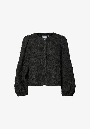 Chaqueta negra corta con superficie texturizada, escote redondo, mangas largas abullonadas y cierre frontal con botón plateado.