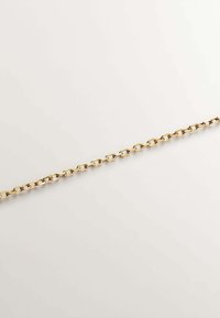 Cadena de metal en tono dorado con eslabones ovalados, que presenta un acabado pulido y una textura suave. Cada eslabón es uniforme en forma y tamaño.
