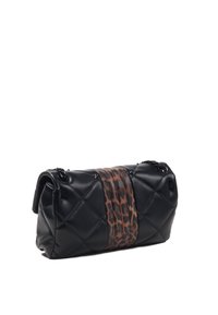 Musta tikattu käsilaukku, jossa keskellä leopardikuvioinen nauha, pehmeä pinta, pyöreä muoto ja vetoketjusuljenta. Mitat ovat kompaktit ja helposti kannettavat.