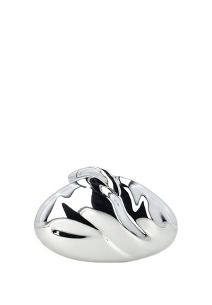 Polierte silberne Skulptur von zwei ineinander verschlungenen Händen, die eine glatte, reflektierende, abstrakte Form auf weißem Hintergrund bildet.