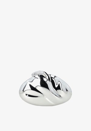 Polierte silberne Skulptur von zwei ineinander verschlungenen Händen, die eine glatte, reflektierende, abstrakte Form auf weißem Hintergrund bildet.