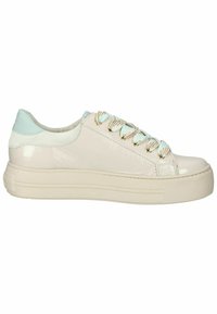 Sneaker in pelle vernice color beige chiaro con una finitura testurizzata, dettagli in verde menta, occhielli dorati e lacci coordinati su una suola alta.