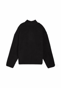 Pullover in pile nero con colletto alto, vestibilità oversize e maniche lunghe. Tessuto morbido senza motivi visibili o dettagli in metallo.