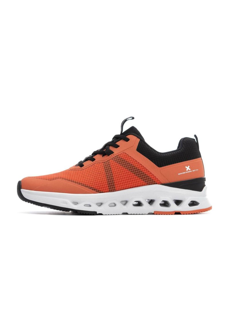 Zapatilla deportiva naranja y negra con parte superior de malla transpirable, lados con patrón, media suela blanca y suela exterior de goma negra. Presenta cierre con cordones.