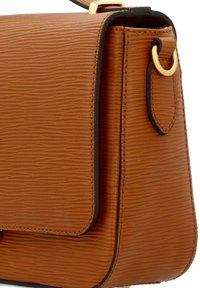 Braune strukturierte Leder-Handtasche mit Klappenverschluss, goldenen Hardware-Akzenten und schwarzem Rand, Geräte mit seitlichem Ring-Anhängerdetail.