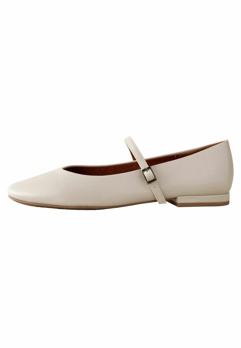 Chaussure plate style Mary Jane couleur crème avec un bout carré et une fine bride avec une petite boucle métallique.
