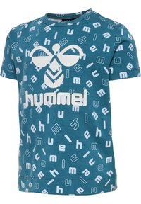 Turkos bomullströja med en vit logotyp och spridda bokstäver i varierande storlekar och orienteringar, rund halsringning och korta ärmar.