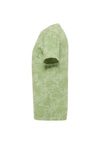 Grünes T-Shirt mit kurzen Ärmeln, das ein strukturiertes Blattmuster aufweist. Hergestellt aus weichem Stoff, hat es einen lässigen Schnitt und einen Rundhalsausschnitt.