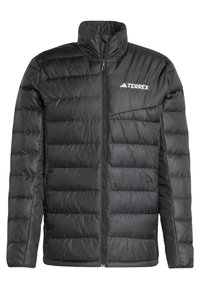 Svart pufferjakke laget av nylon. Har høy krage, horisontalt quiltet design, hel glidelås foran og en hvit Terrex-logo på brystet.