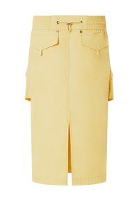 Žuta traper suknja sa nabranim pojasom, prednjim prorezom i dva bočna džepa, s modernim, uskim dizajnom i urednim šavovima.