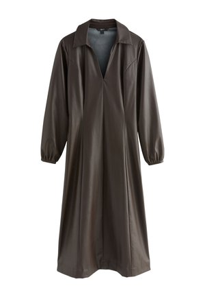 Robe longue à manches longues en similicuir marron foncé avec col, encolure en V et coupe ample se terminant au-dessus des chevilles.