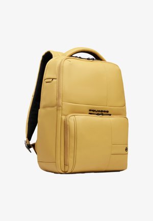 Gelber rechteckiger Rucksack mit mehreren Reißverschlussfächern, gepolsterten Schultergurten und einem oberen Griff, vor einem weißen Hintergrund gezeigt.