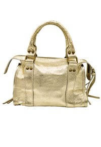 Sac à main métallique doré avec de courtes poignées roulées, fermeture éclair et couture décorative. Comprend des sangles latérales et des accents de quincaillerie dorée.