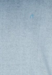Helles blaues Strick-T-Shirt mit strukturiertem Material und dezentem gesticktem Logo in der oberen linken Ecke. Leichter Stoff.