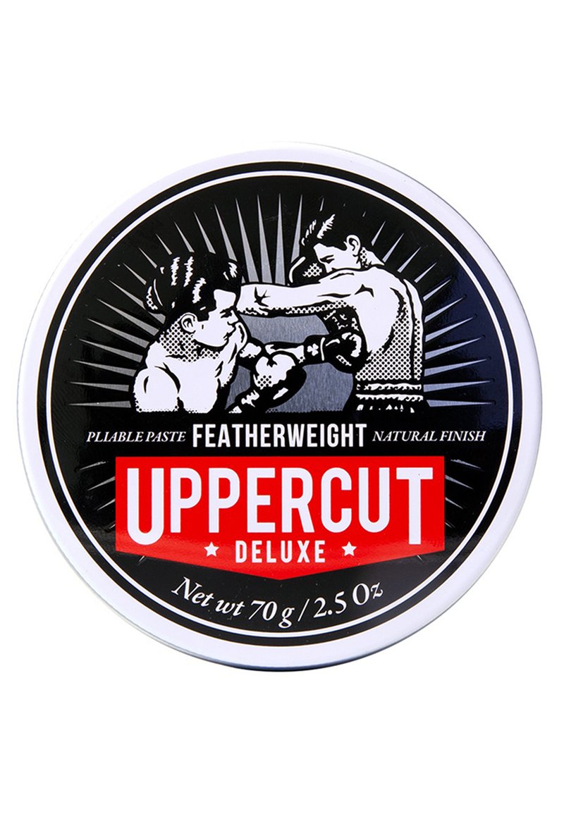 Rund hvid beholder af Uppercut Deluxe, med en sort-hvid illustration af boksere med røde accenter og fede bogstaver. 70g produkt.