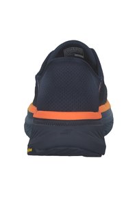 Scarpa atletica blu navy con tomaia in rete traspirante, dettaglio arancione sul tallone, suola ammortizzata e suola in gomma testurizzata.