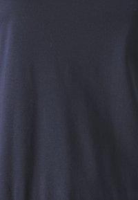 Camiseta de algodón de color azul marino con mangas cortas, textura suave y un diseño sencillo. Sin logotipos ni patrones visibles.