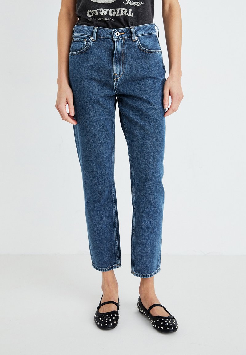 Modre jeans z visokim pasom in ravnimi nogavicami, z rahlim zbledelostjo, ki vključujejo klasično pet žepno zasnovo ter kovinsko zaponko.