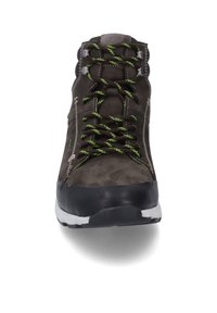 Brune ruskinds vandrestøvle med sort gummitåforstærkning, grå detaljer og grøn snørebånd. Har forstærkede snørehuller og en struktureret overflade.