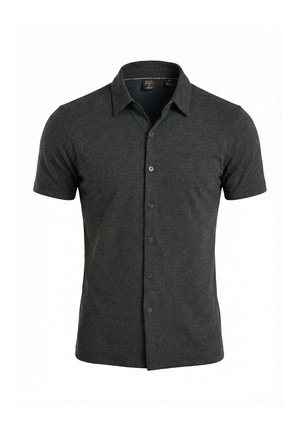Camisa de manga corta color gris oscuro con botones y cuello, mostrada sobre un fondo blanco, talla mediana.