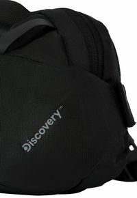 Mochila negra con tejido de nylon texturizado, que presenta un destacado logotipo plateado de "Discovery" y correas ajustables para mayor comodidad.