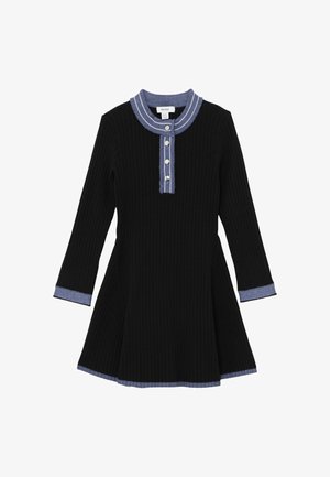 Vestido negro acanalado de manga larga con ribete azul en el cuello, puños y dobladillo, con tapeta abotonada con cuatro botones plateados.