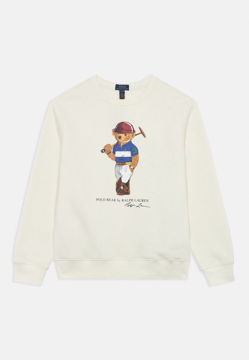 Sudadera blanca con un oso vestido con un polo a rayas azules y blancas, sosteniendo un martillo, con la firma de Ralph Lauren debajo del gráfico.