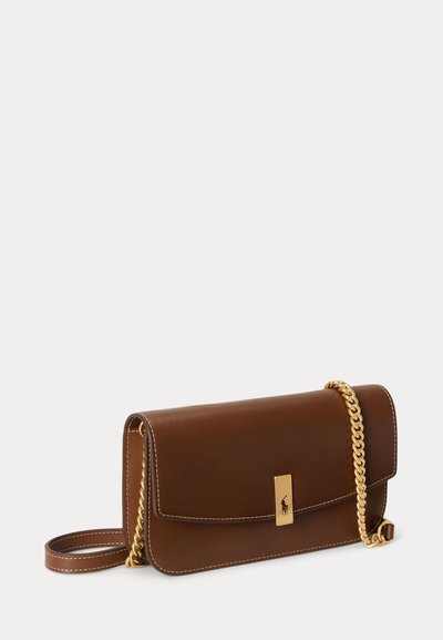 Καφέ δερμάτινη τσάντα ώμου με χρυσή αλυσίδα και ορθογώνιο χρυσό κούμπωμα με μικρό λογότυπο αλόγου, εμφανίζεται σε λευκό φόντο.