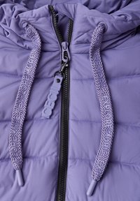 Giacca isolante viola con zip frontale, cordini regolabili texturizzati e un grande tirante di zip con il nome del marchio.