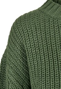 Pull tricoté de couleur vert foncé, présentant un motif texturé et épais ainsi qu'un col côtelé. Des fils apparents donnent un aspect confortable.