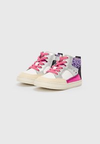 High-Top-Sneaker mit metallic silbernen, rosafarbenen Akzenten und Leopardenmuster-Panels. Weiße Gummisohle und rosa Schnürsenkel. Strukturierte Materialien.