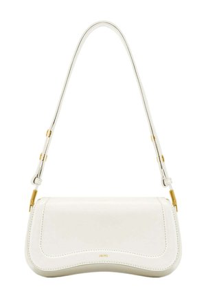 Sac à bandoulière en cuir blanc avec un fond incurvé, des accents dorés, une sangle ajustable et un petit logo "JW PEI" centré à l'avant.