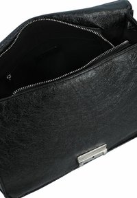 Borsa per laptop nera con texture, dotata di chiusura a zip, caratterizzata da un design elegante, accessori in argento e una tasca interna spaziosa.