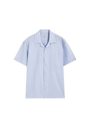 Camisa de manga corta azul claro con finas rayas verticales blancas y un bolsillo en el pecho.